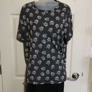 Skull and crossbones print t-shirt.